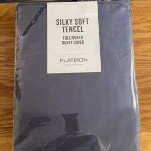 NEVER OPENED Flatiron full/ queen duvet cover.